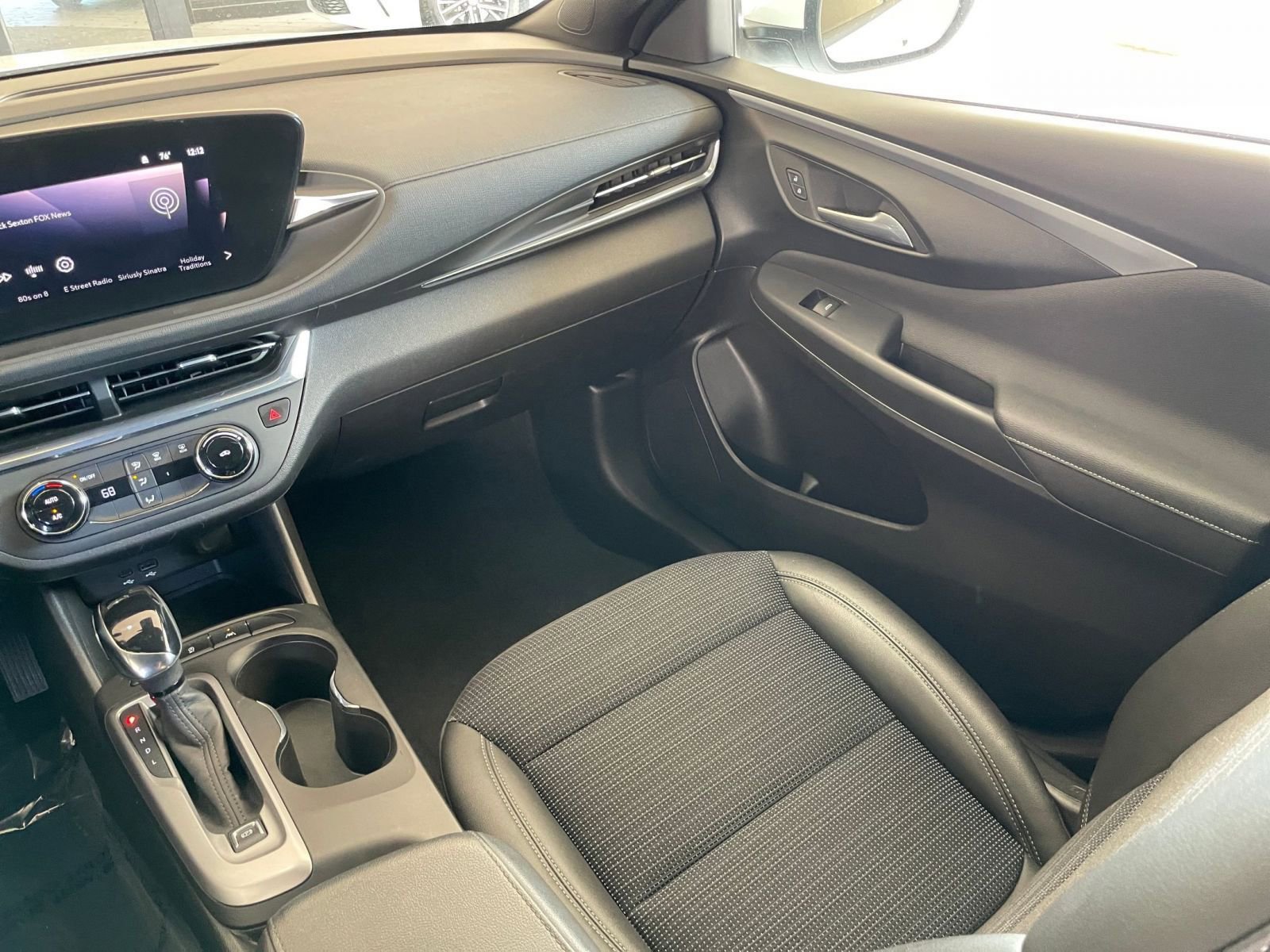 Used 2025 Buick Envista Preferred image 33