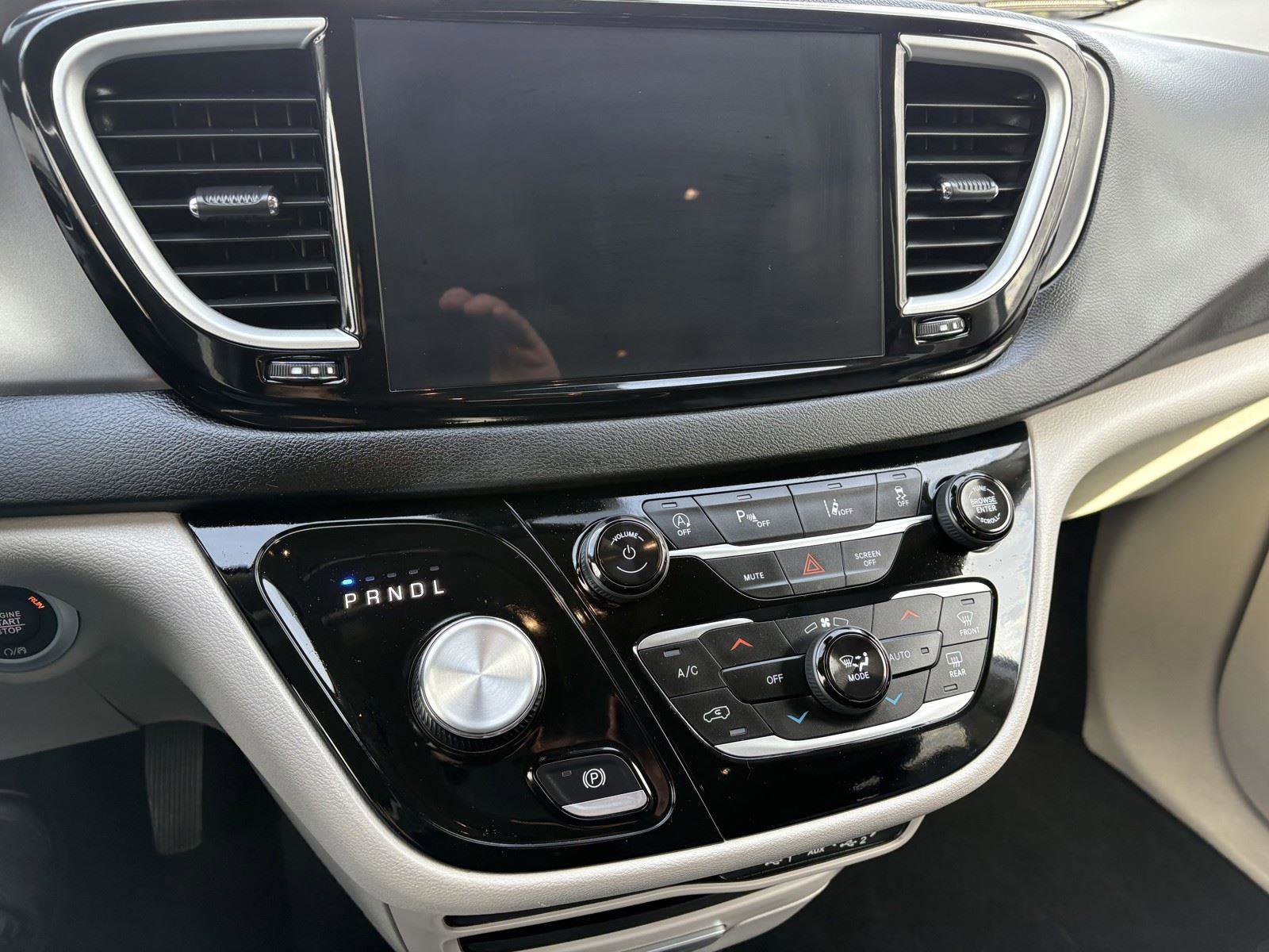 Used 2024 Chrysler Pacifica Touring-L FWD image 17