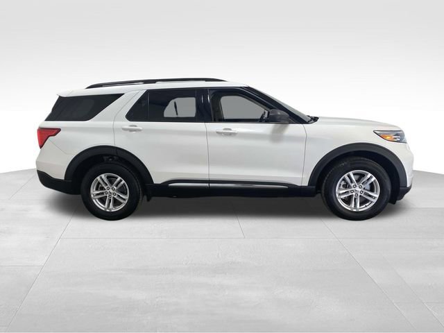 Used 2022 Ford Explorer XLT image 2