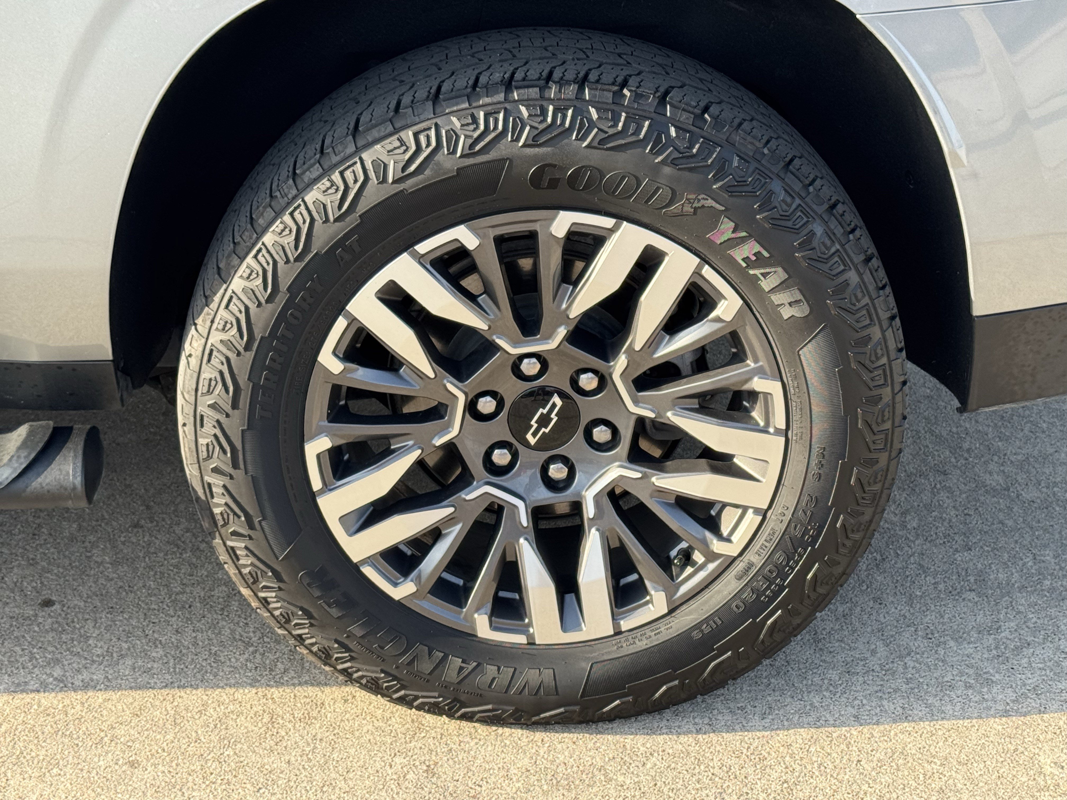 Used 2025 Chevrolet Suburban Z71 AWD/4WD image 9