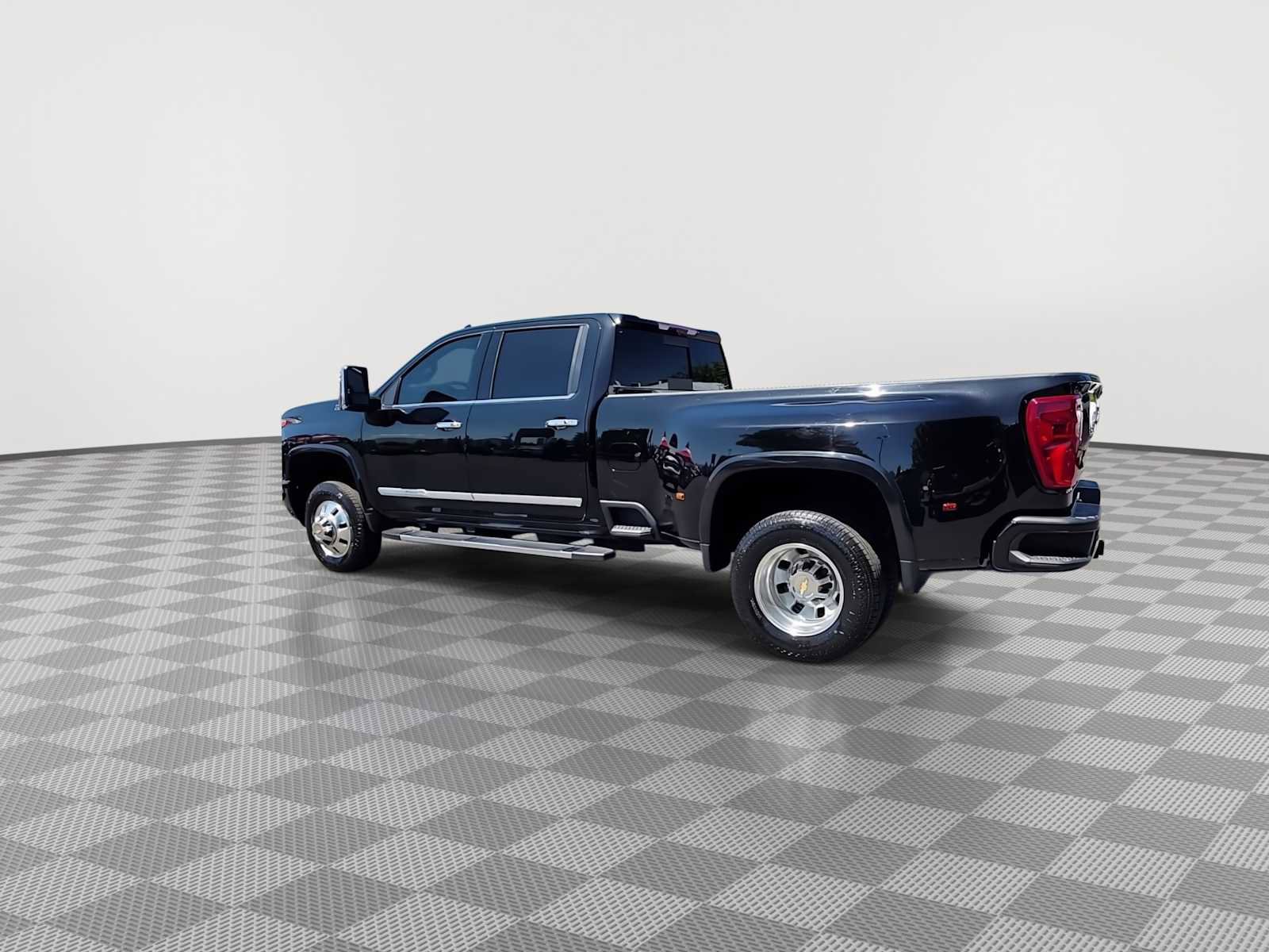 Used 2024 Chevrolet Silverado 3500 High Country w/ High Country Premium Package AWD/4WD image 6