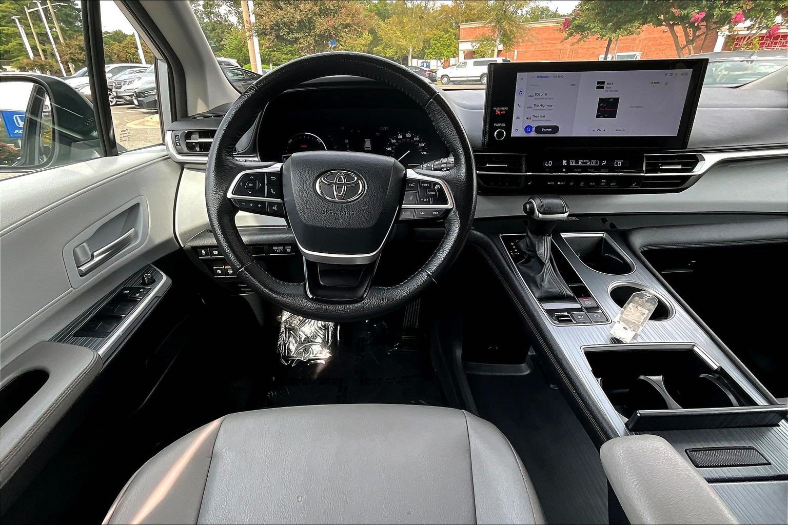 Used 2025 Toyota Sienna XLE FWD image 5
