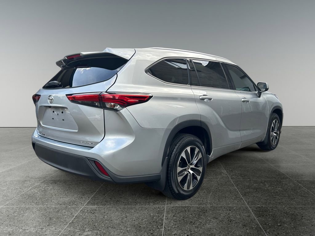 Used 2022 Toyota Highlander XLE AWD/4WD image 10