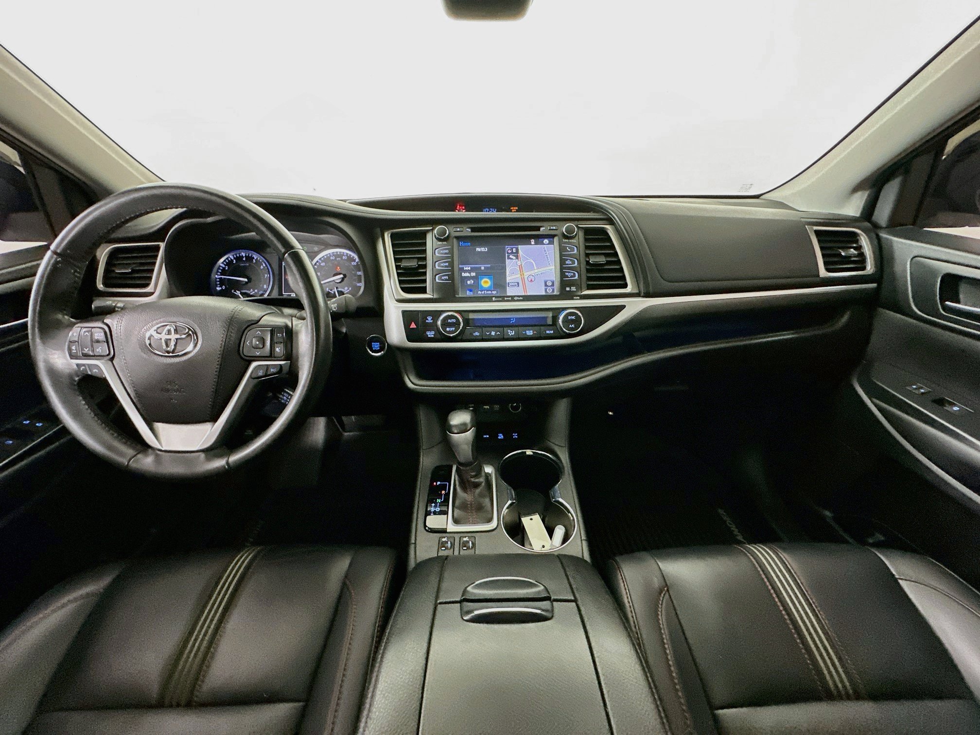 Used 2019 Toyota Highlander SE w/ Nightshade Edition AWD/4WD image 14