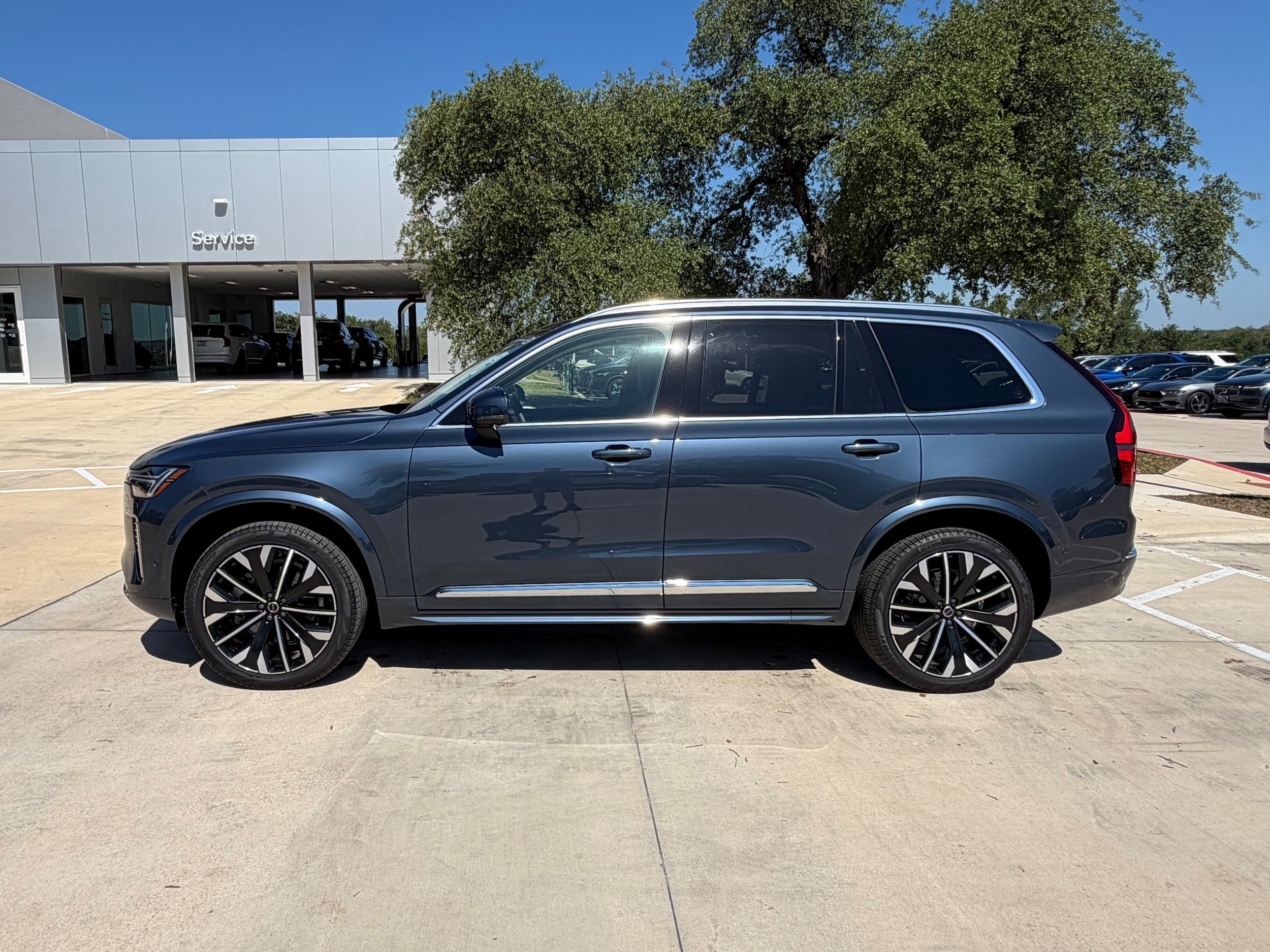 Certified 2025 Volvo XC90 B6 Plus AWD/4WD image 3