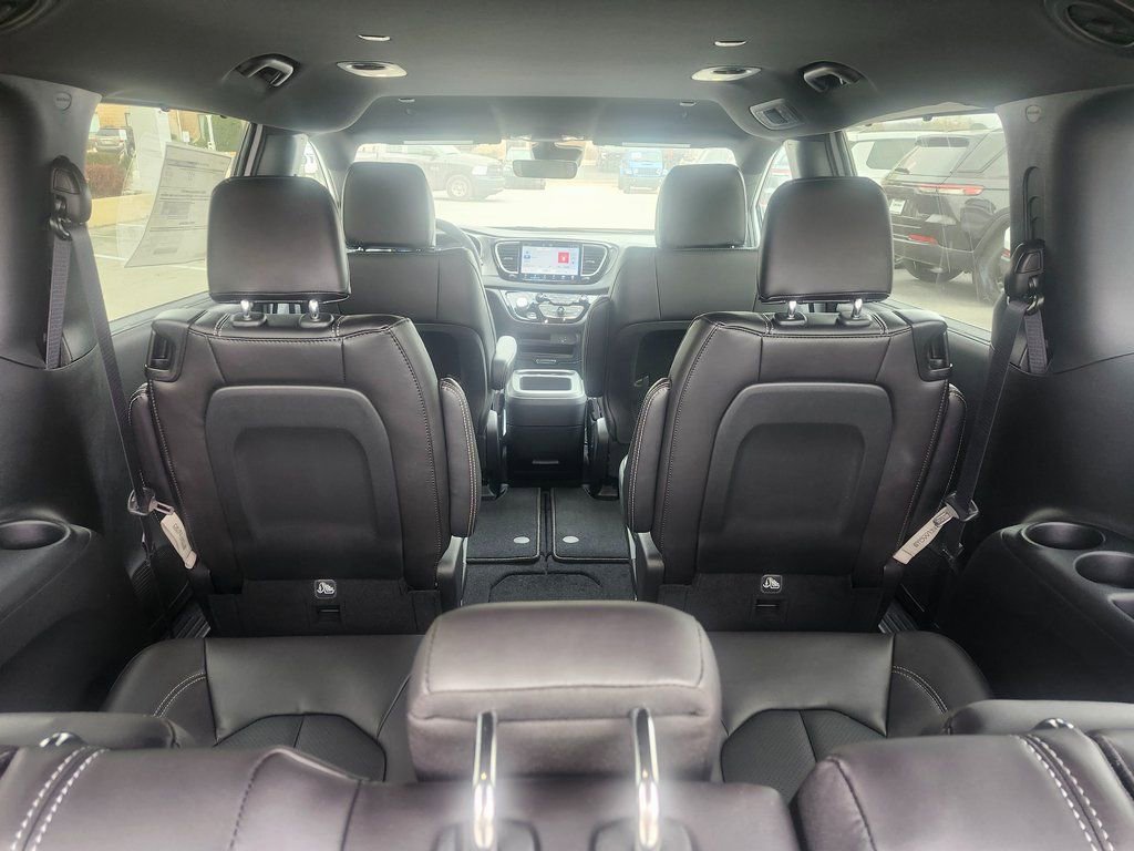 New 2026 Chrysler Voyager LX image 6