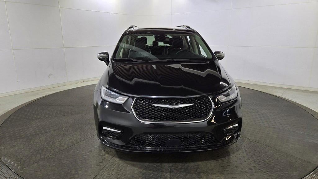 Used 2023 Chrysler Pacifica Limited image 2