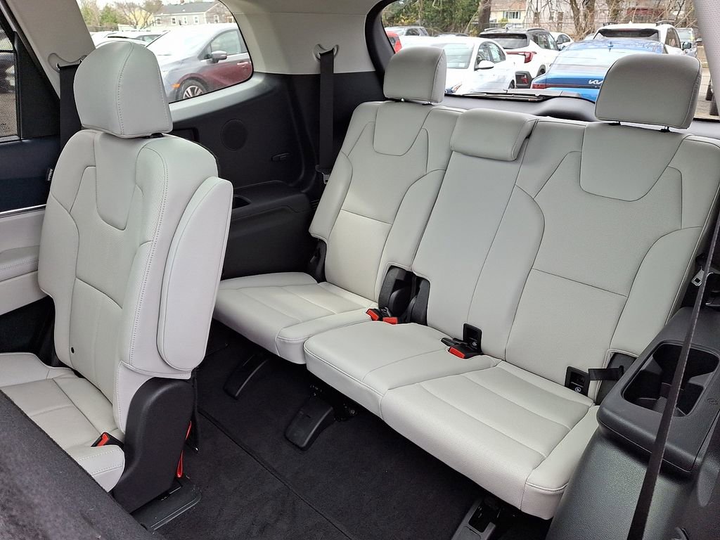 Used 2025 Kia Telluride SX w/ SX Captain's Chair Package image 11