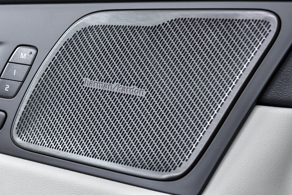 Certified 2023 Volvo XC60 B5 Ultimate w/ Protection Package Premier image 9