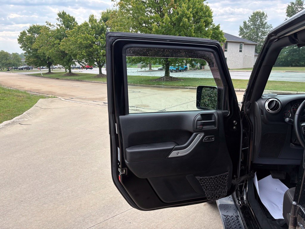 Used 2017 Jeep Wrangler Unlimited Sahara AWD/4WD image 13