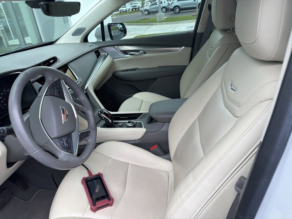 Used 2023 Cadillac XT5 Premium Luxury w/ Technology Package FWD image 2