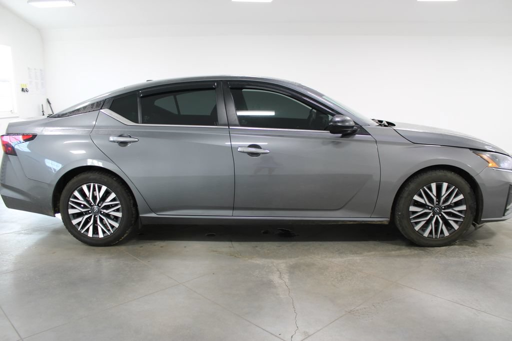 Used 2024 Nissan Altima 2.5 SV FWD image 12