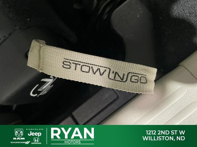 Used 2018 Chrysler Pacifica Touring-L FWD image 40