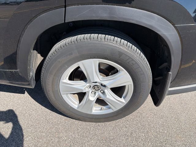 Used 2023 Toyota Highlander LE FWD image 7