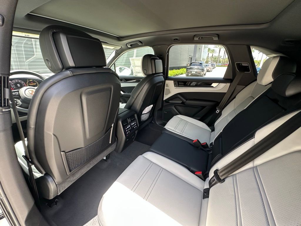 Used 2025 Porsche Cayenne image 32