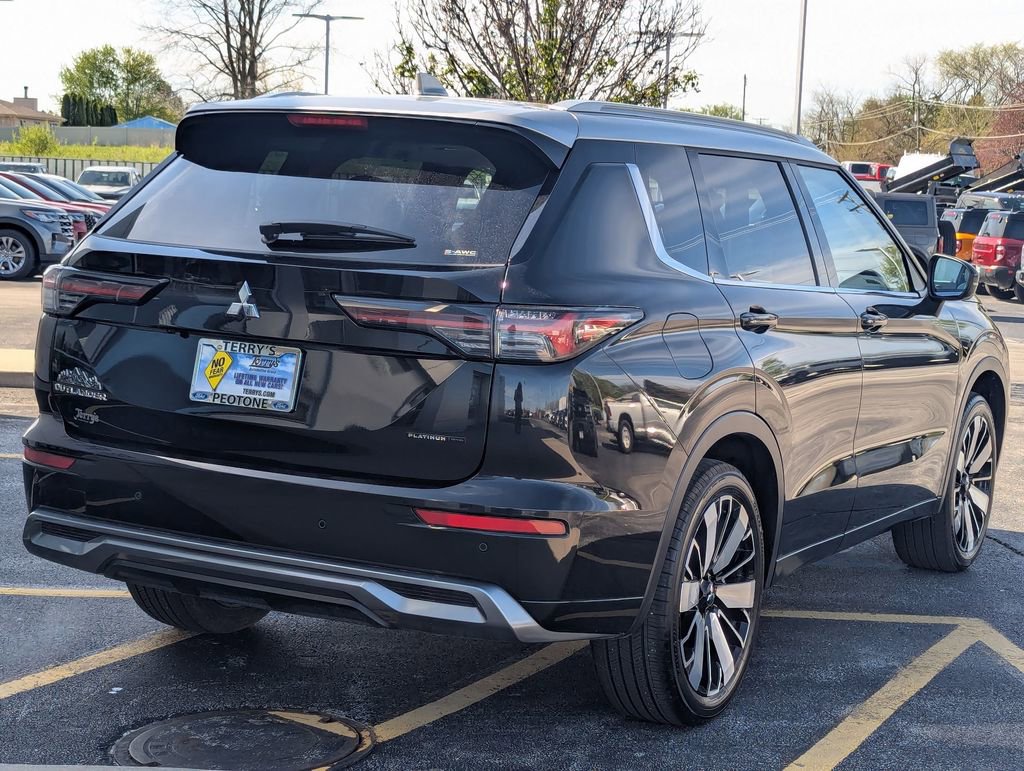 Used 2025 Mitsubishi Outlander AWD image 3