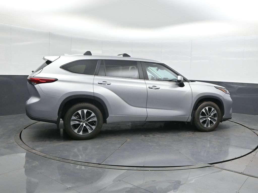 Used 2023 Toyota Highlander XLE image 3