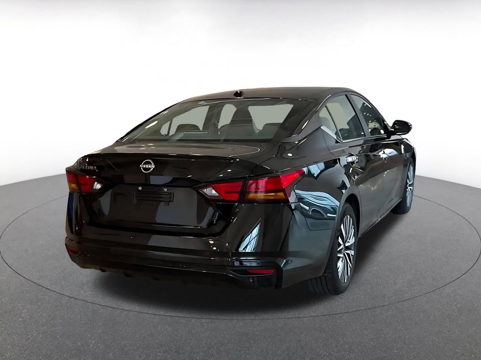 Used 2025 Nissan Altima 2.5 SV image 14