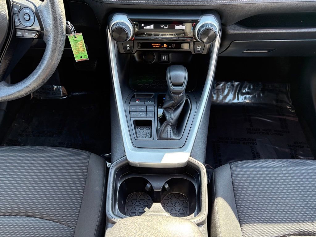 Used 2019 Toyota RAV4 LE w/ Carpet Mat Package image 28
