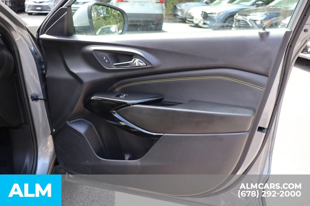 Used 2025 Chevrolet Trax LT FWD image 28