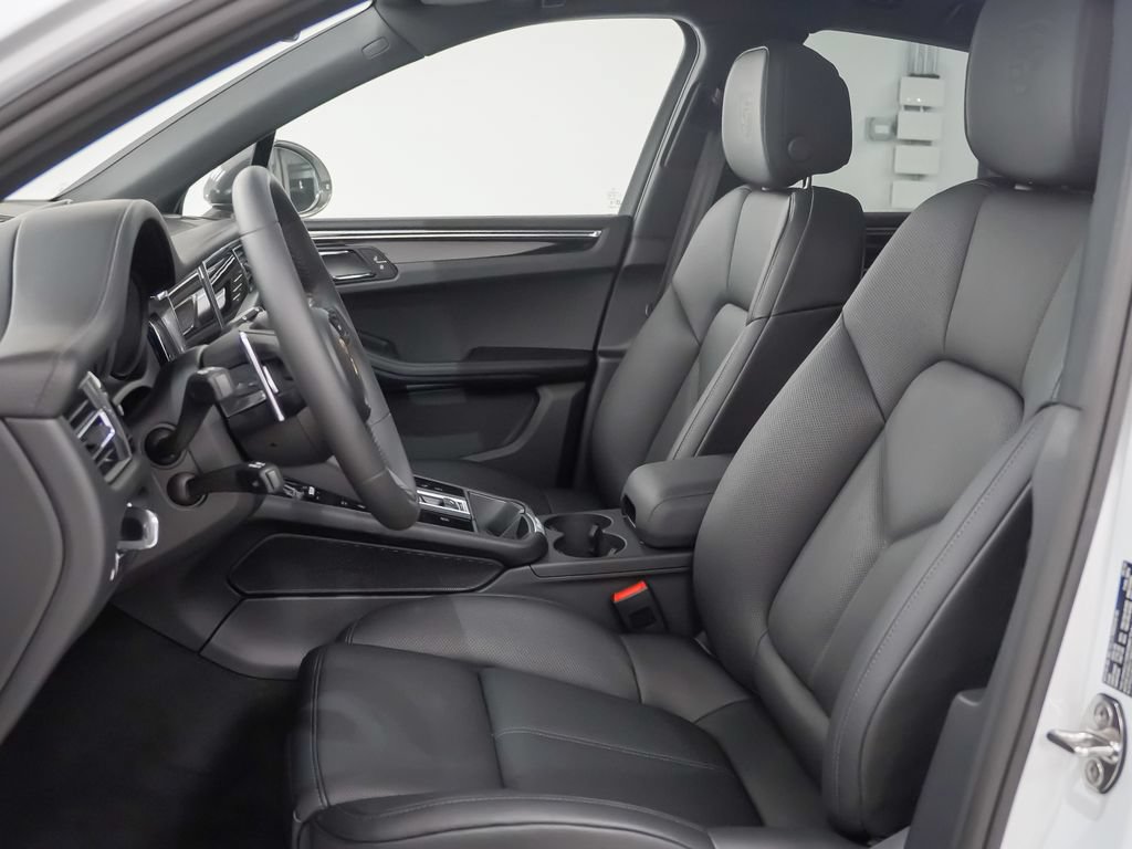 Certified 2026 Porsche Macan Turbo AWD/4WD image 5