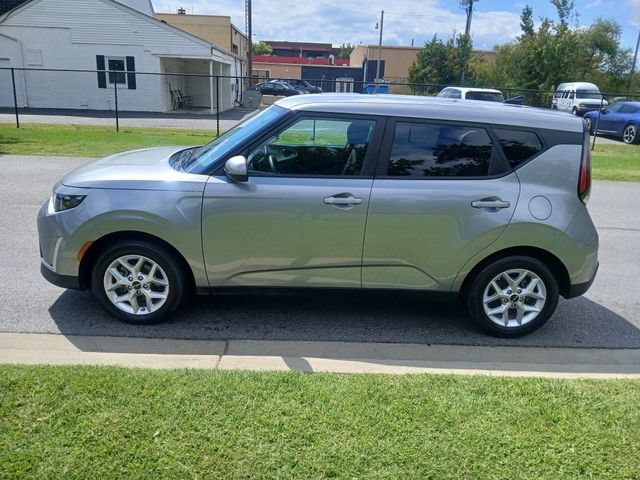 Certified 2025 Kia Soul LX w/ LX Technology Package FWD image 3