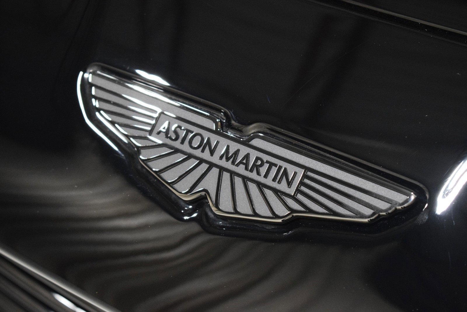 Used 2025 Aston Martin Vanquish image 3