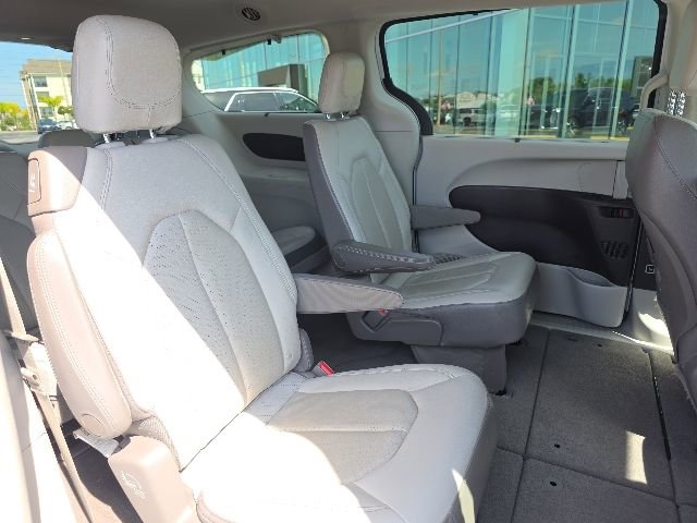 Used 2019 Chrysler Pacifica Touring-L FWD image 9
