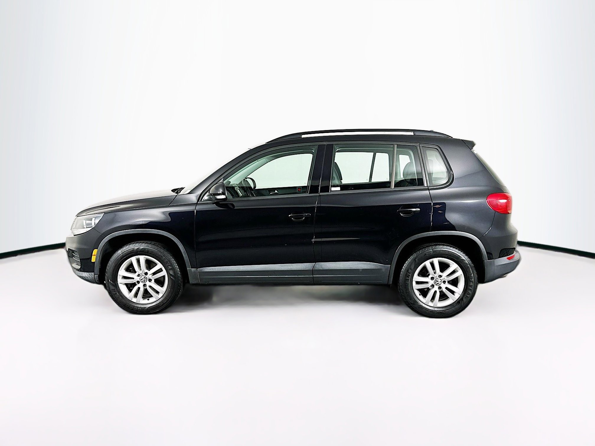 Used 2017 Volkswagen Tiguan S image 4