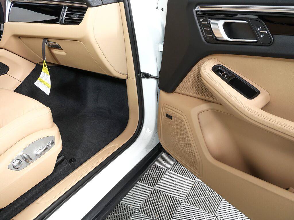 Certified 2026 Porsche Macan AWD/4WD image 26