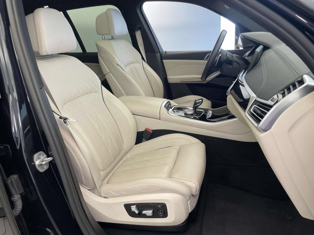 Used 2021 BMW X5 M50i w/ Parking Assistance Package AWD/4WD image 21