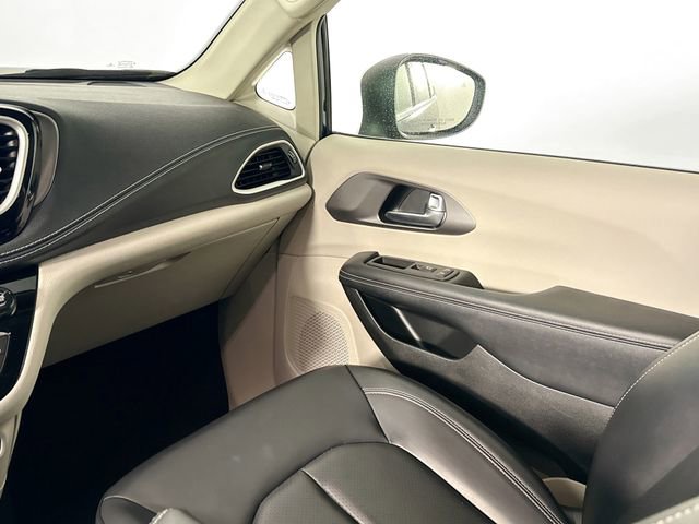 Used 2023 Chrysler Pacifica Touring-L image 39