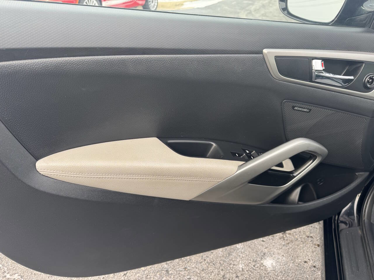 Used 2013 Hyundai Veloster w/ Style Pkg image 28