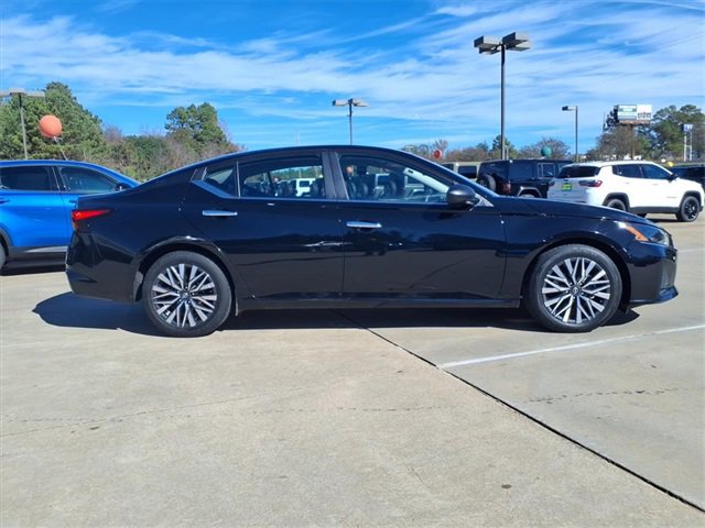 Used 2024 Nissan Altima 2.5 SV image 2