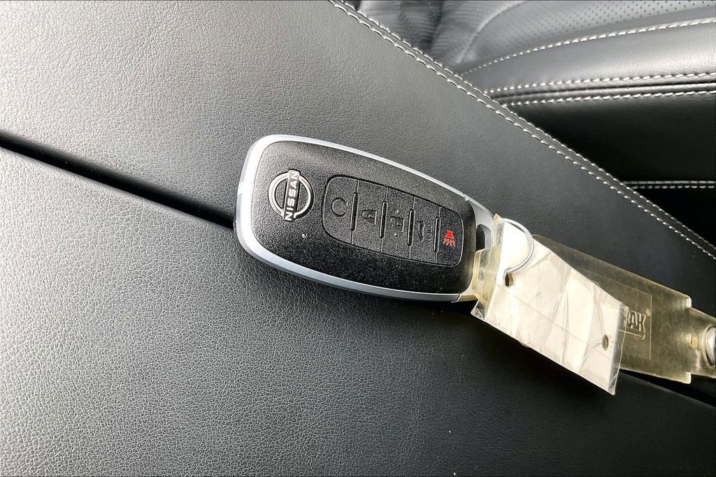 Used 2025 Nissan Rogue Platinum AWD/4WD image 14