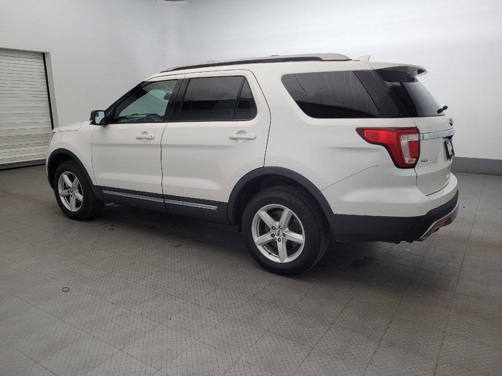 Used 2016 Ford Explorer XLT image 3