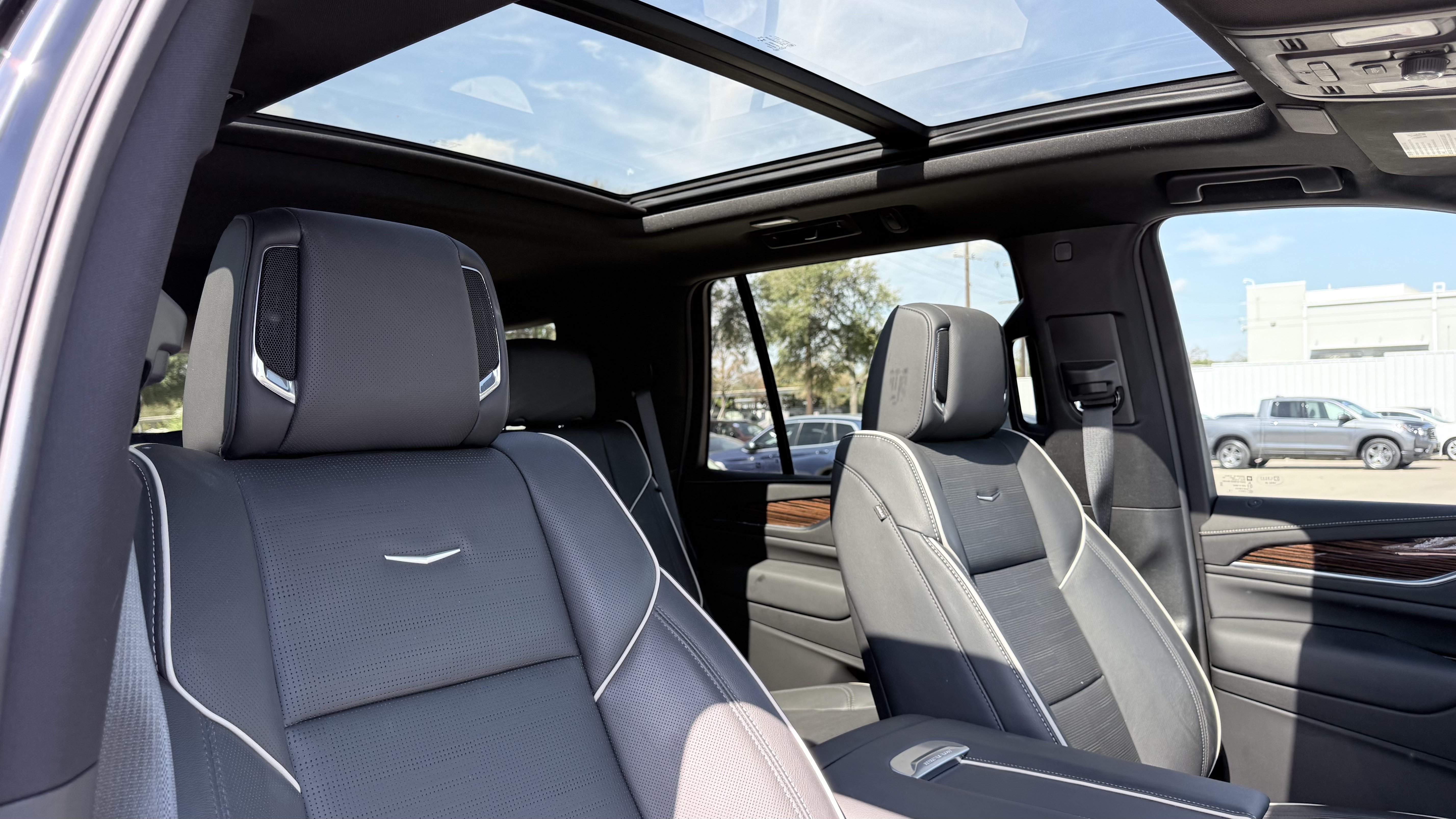 Used 2024 Cadillac Escalade Premium Luxury w/ Performance Package AWD/4WD image 8