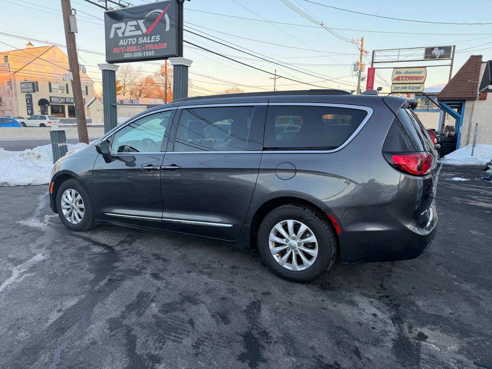 Used 2017 Chrysler Pacifica Touring-L image 3