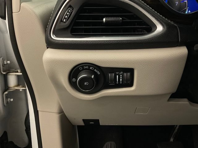 Used 2023 Chrysler Pacifica Limited FWD image 14