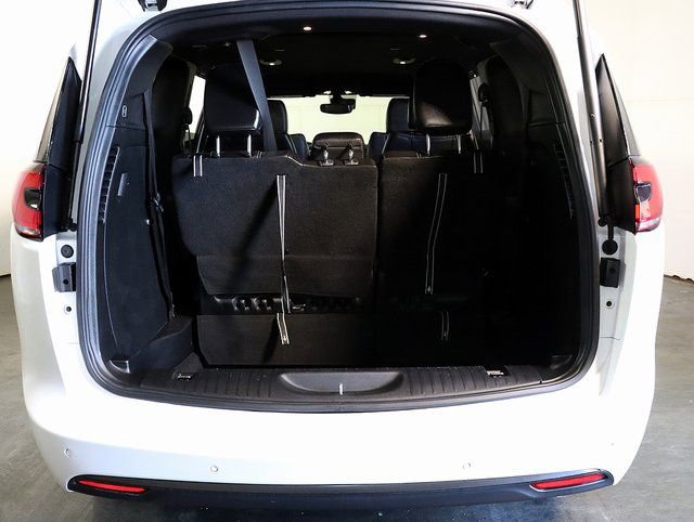 Used 2026 Chrysler Pacifica Select image 25