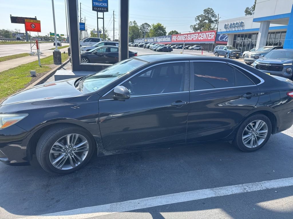 Used 2017 Toyota Camry SE image 3