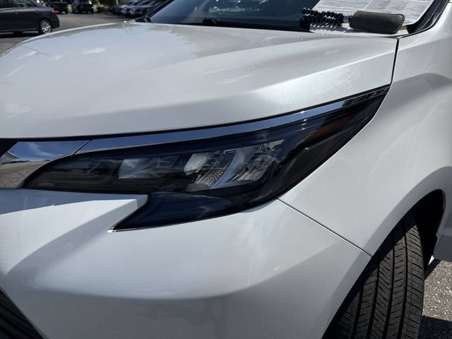 Used 2024 Toyota Sienna XLE FWD image 31