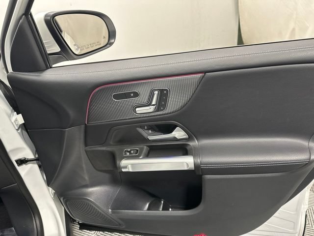 Used 2023 Mercedes-Benz GLB 250 4MATIC image 29