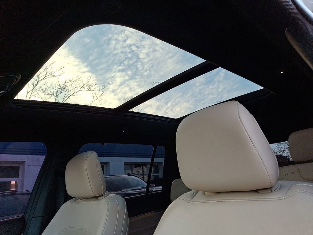 Used 2023 Jeep Grand Cherokee L Limited w/ Luxury Tech Group II image 14