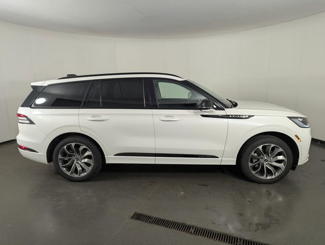 Used 2025 Lincoln Aviator AWD w/ Jet Appearance Package image 8