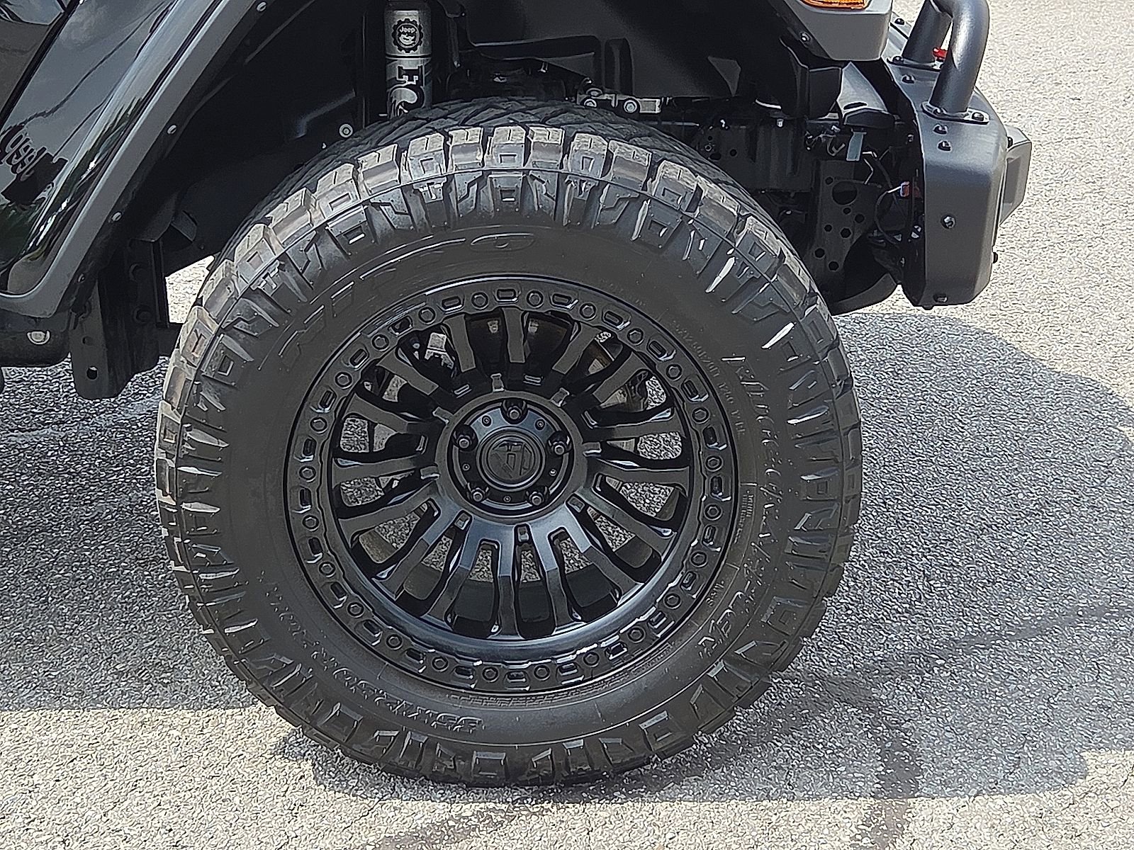 Used 2024 Jeep Gladiator Rubicon w/ Technology Group AWD/4WD image 7