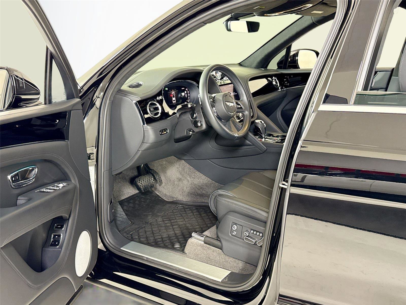 Used 2024 Bentley Bentayga AWD/4WD image 12