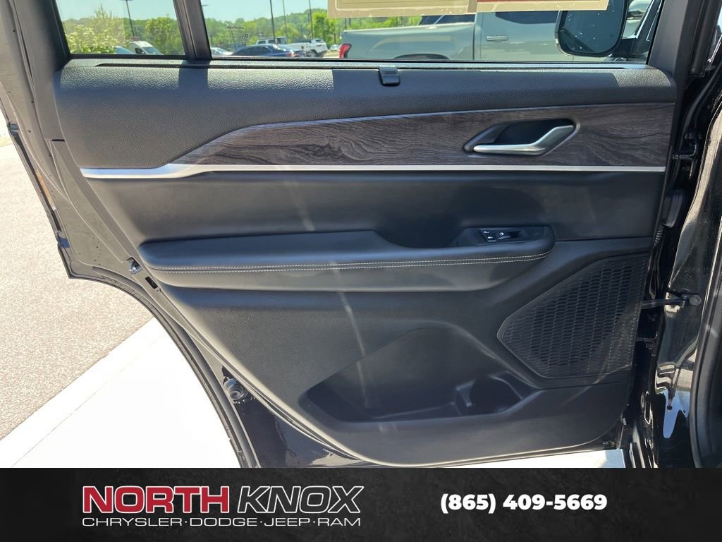 Used 2023 Jeep Grand Cherokee L Limited w/ Luxury Tech Group II AWD/4WD image 17