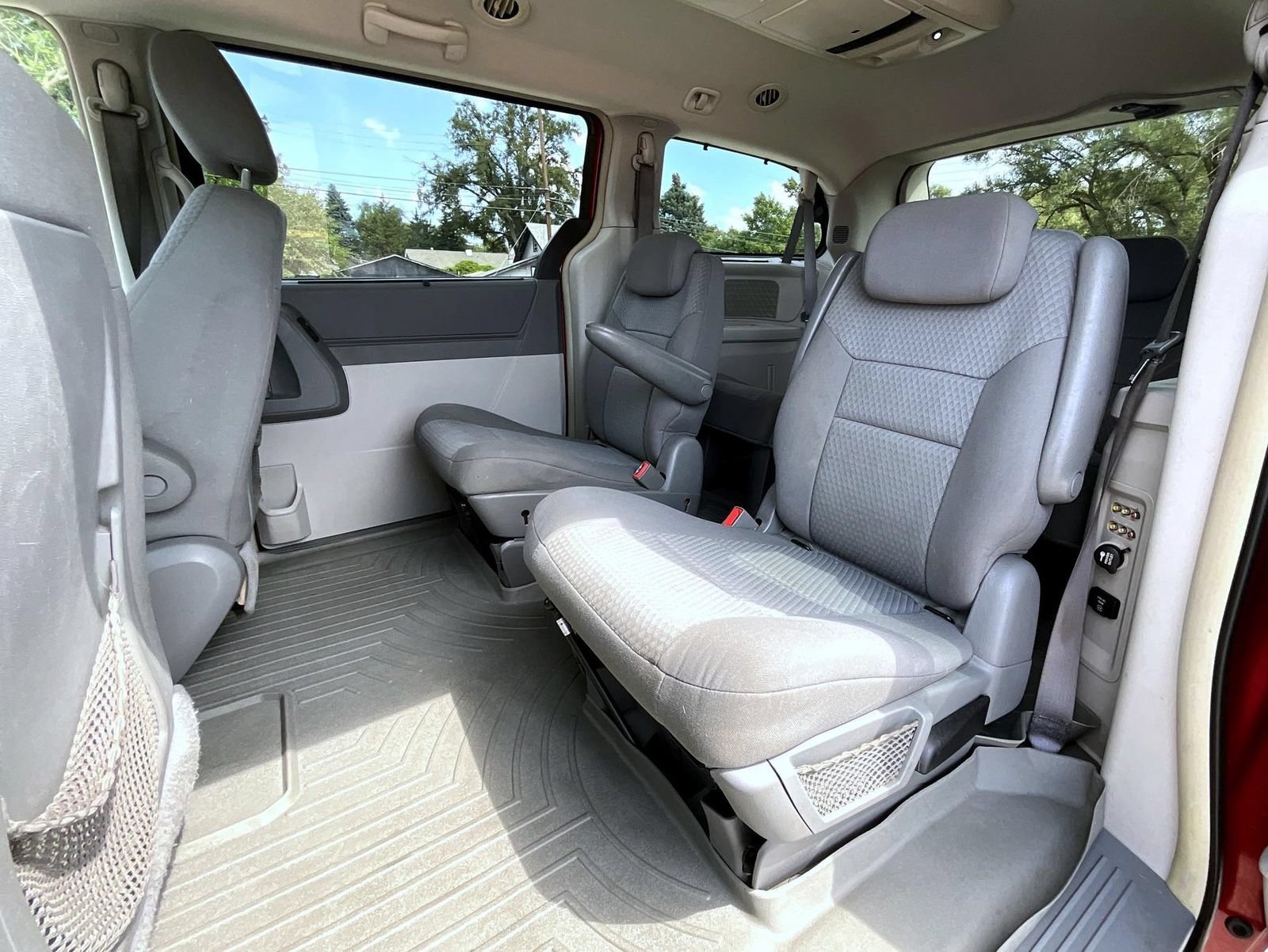 Used 2010 Chrysler Town & Country Touring w/ Entertainment Group #2 FWD image 23