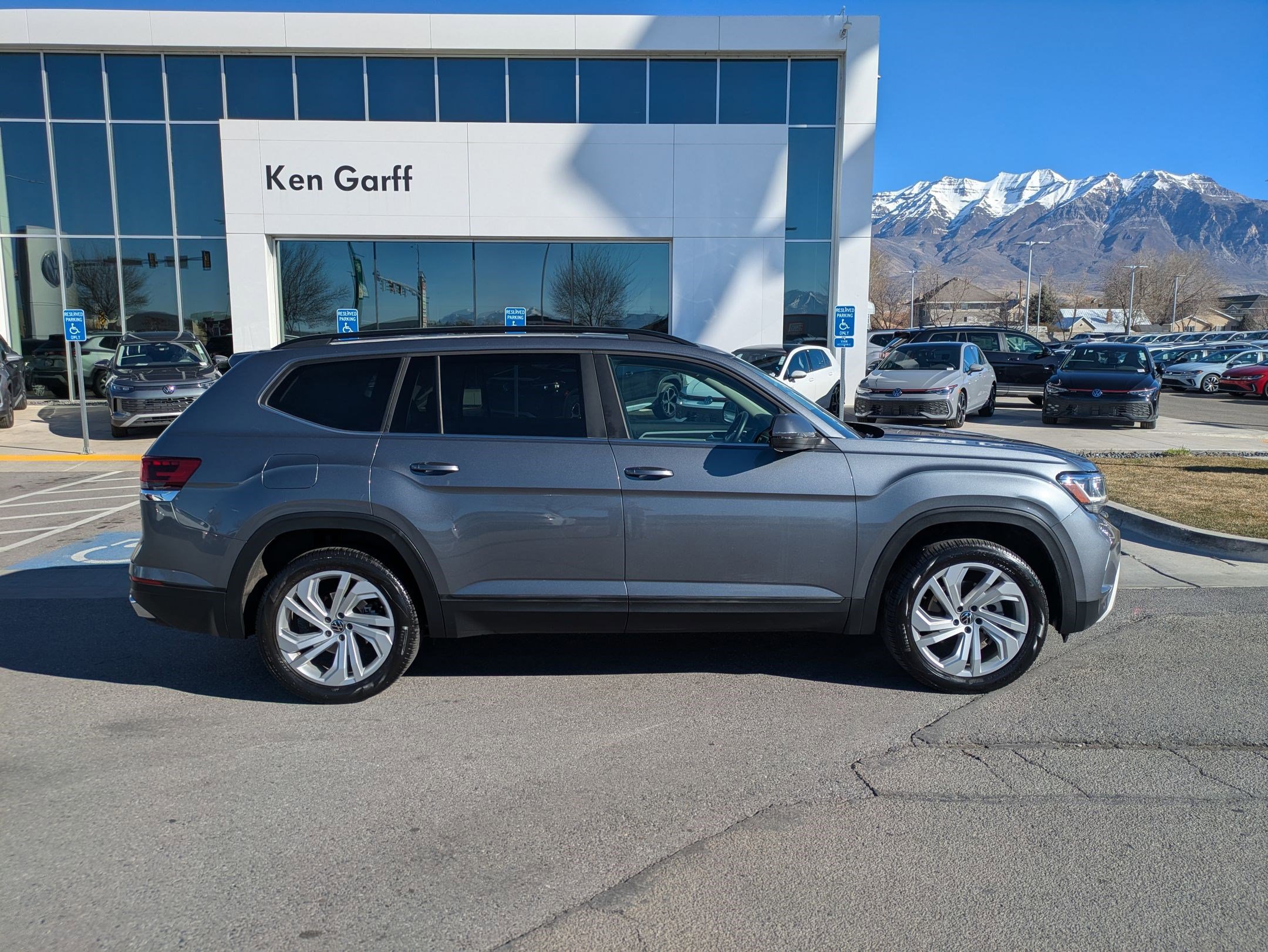 Used 2022 Volkswagen Atlas SE w/ Panoramic Sunroof Package image 2